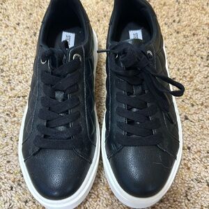 Never worn Steve Madden. Got them as a gift and couldn’t return